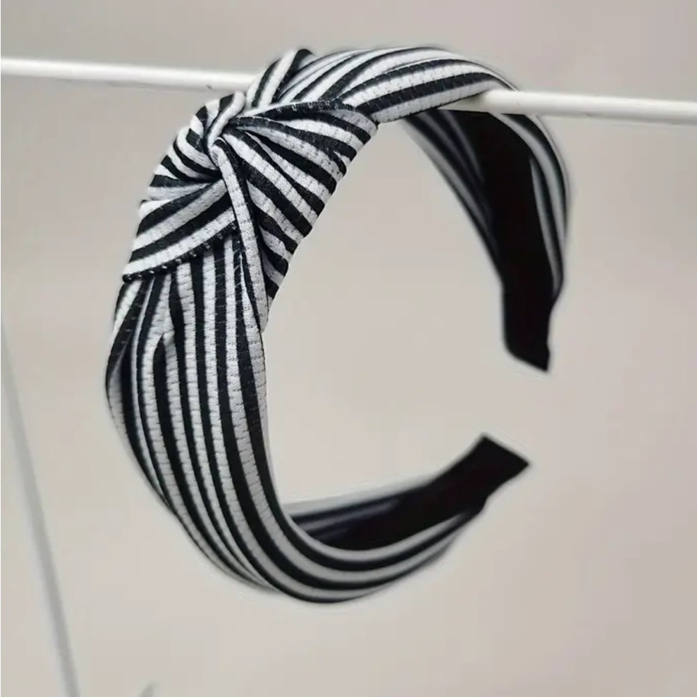 💖 3/$30 💖 Black & White Striped Headband